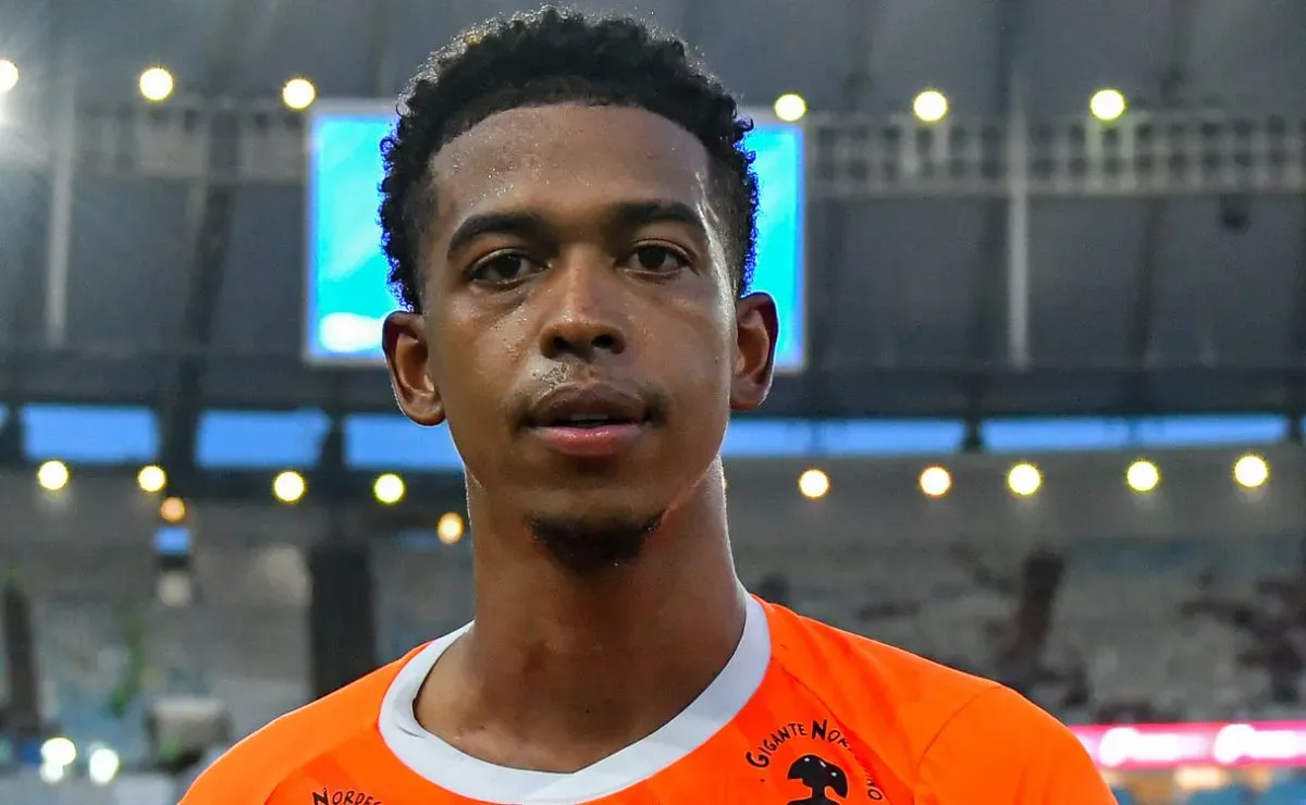 Carlinhos atrapalha Flamengo e nega trocar Vitória por Remo