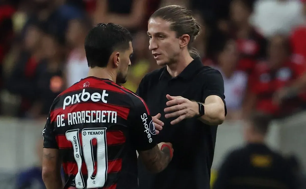 Filipe Luís exalta Arrascaeta e projeta estreia no Mundial