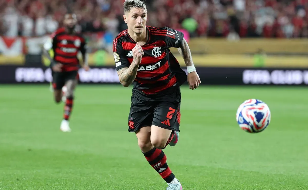 Flamengo renova com Varela até 2027