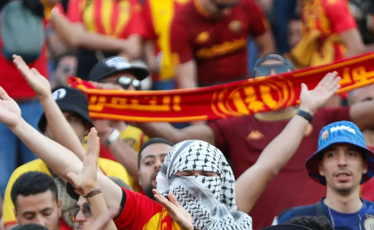 Torcida do Espérance faz festa antes da estreia no Mundial