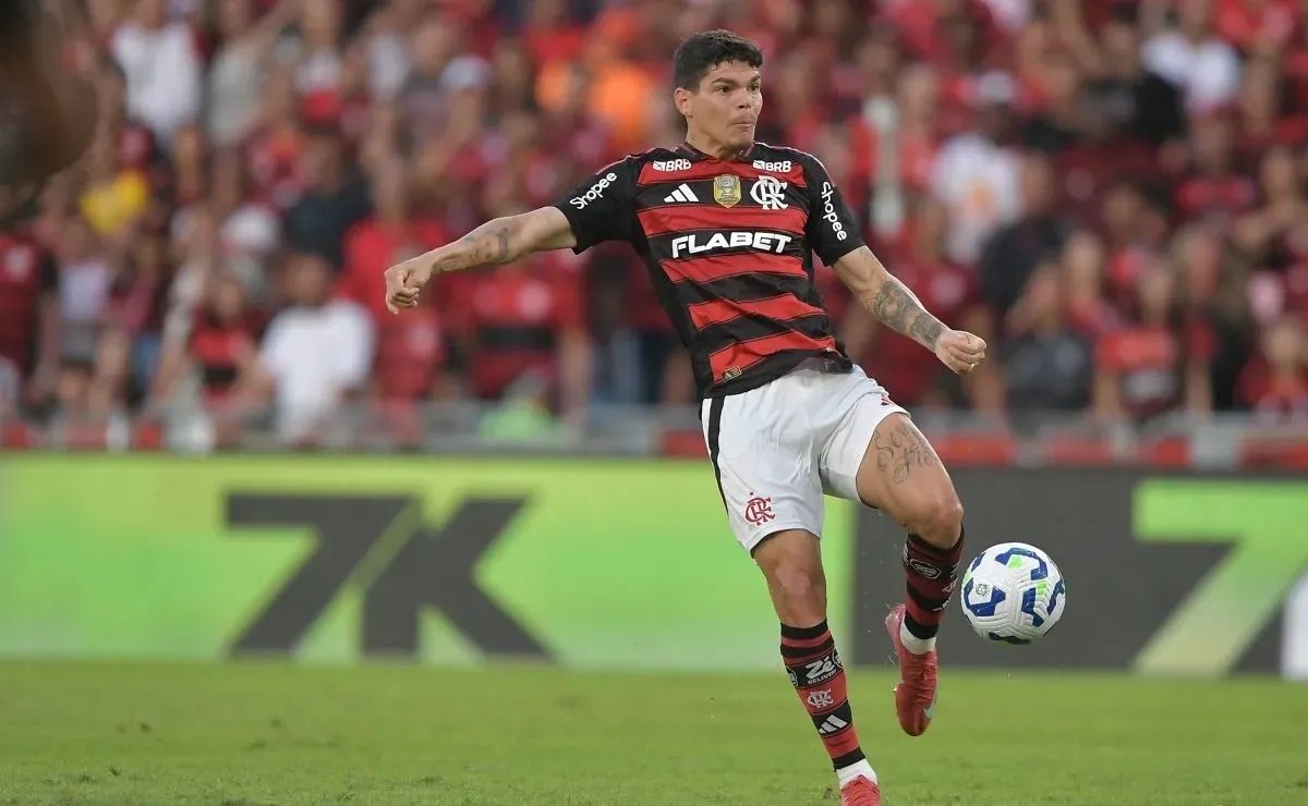 Ayrton Lucas sofre lesão em lance fortíssimo