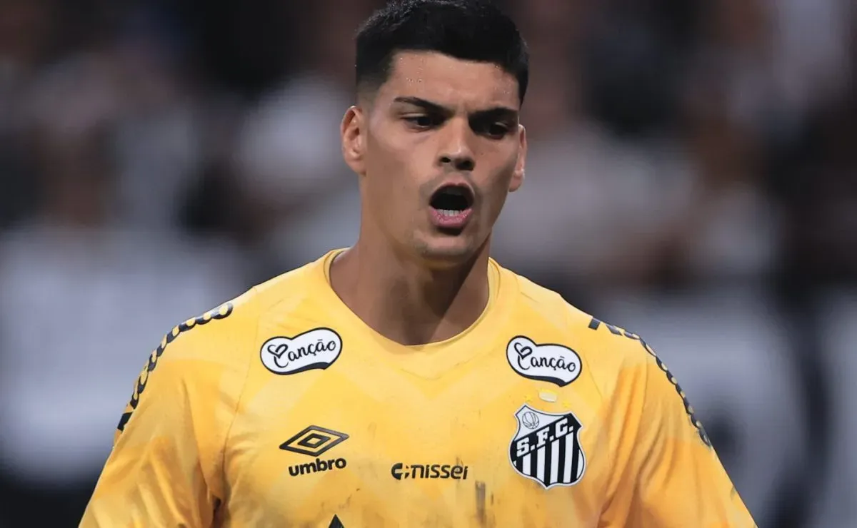 Alvo do Flamengo, Brazão é o goleiro com mais defesas no Brasileirão