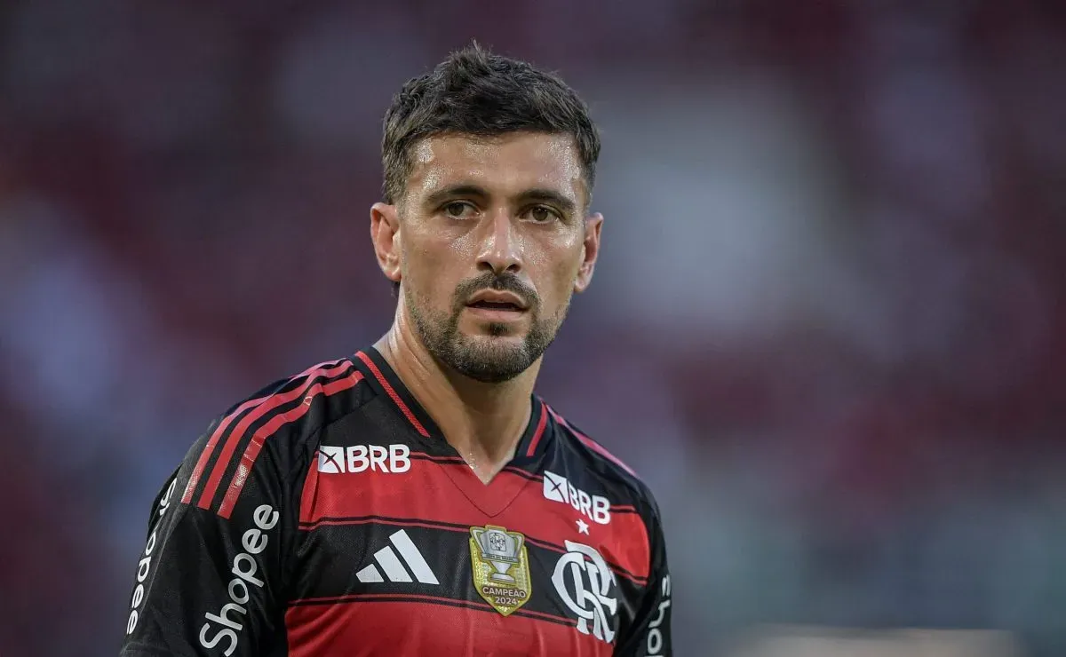 Arrascaeta aplica chapéu em vitória do Flamengo e adversário responde: "Melhor do Brasil"