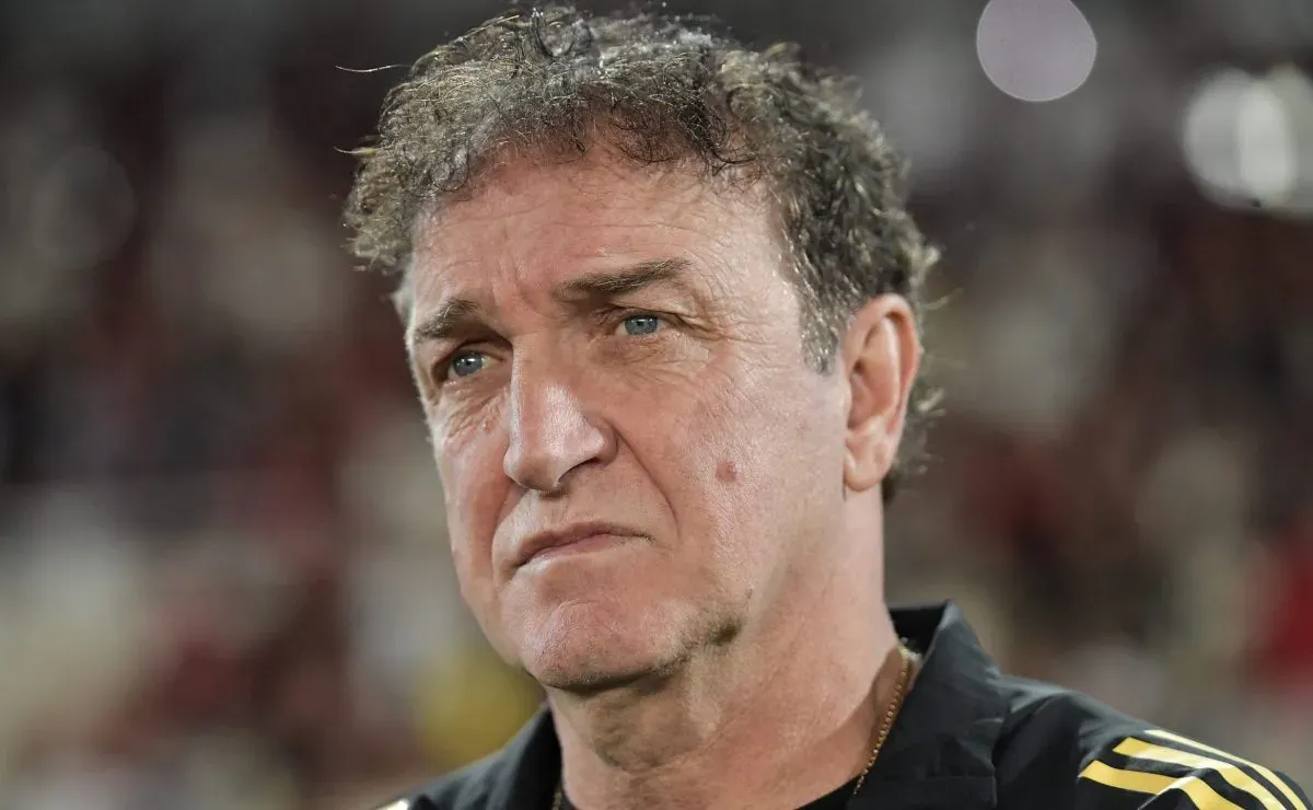 Cuca "chora" ao vivo em rede nacional ao mandar real sobre Flamengo e revolta flamenguistas