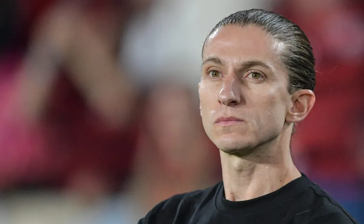 Filipe Luís pode repetir escalação do Flamengo após cinco meses contra o Vitória
