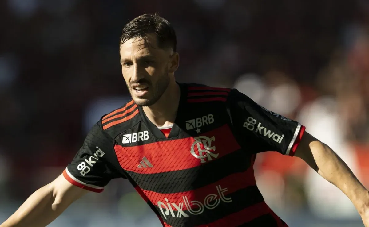 Matías Viña se reúne no Flamengo e tem decisão oficial de Filipe Luís