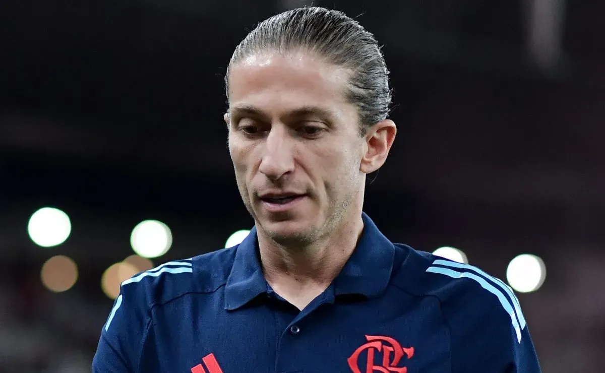 Torcida do Flamengo protesta contra o técnico Filipe Luís e dupla de volantes