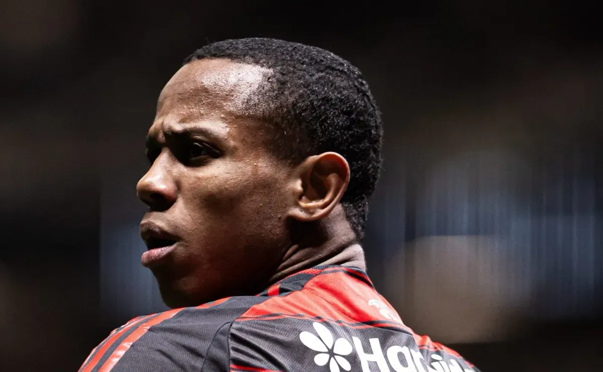 Após não ter entrado no jogo contra o Vasco, Wallace Yan faz desabafo ao vivo