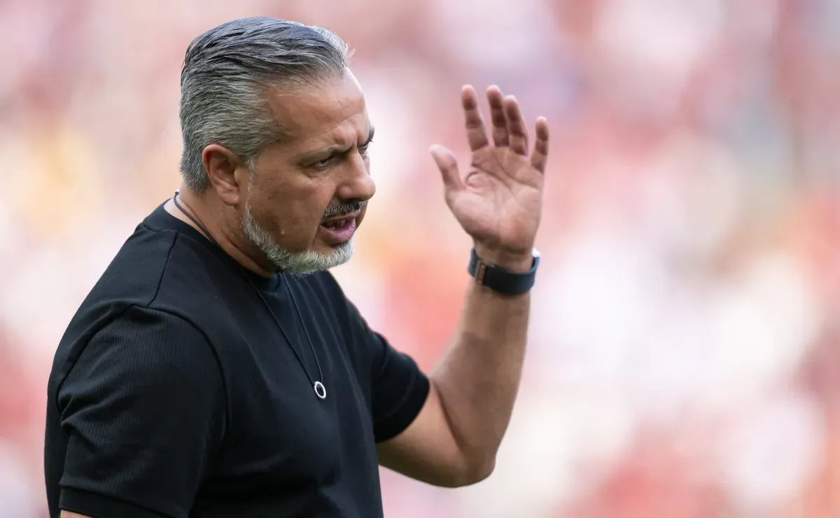 Atacante badalado com salário astronômico quer deixar o Flamengo para jogar em rival