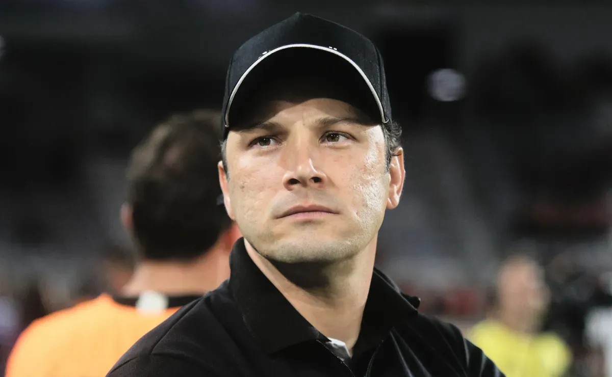 Bruno Pivetti vê saídas do sub-20 do Flamengo como parte do processo e cita Filipe Luís