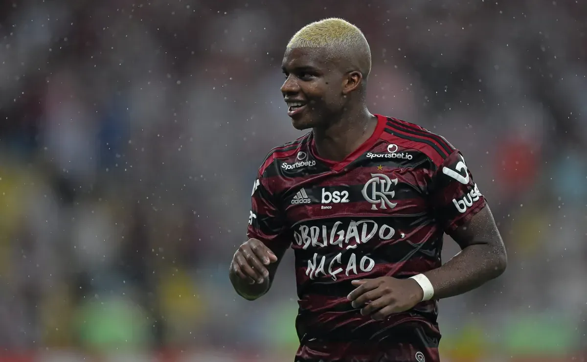 Ex-atacante do Flamengo vive drama na carreira e é mandado embora