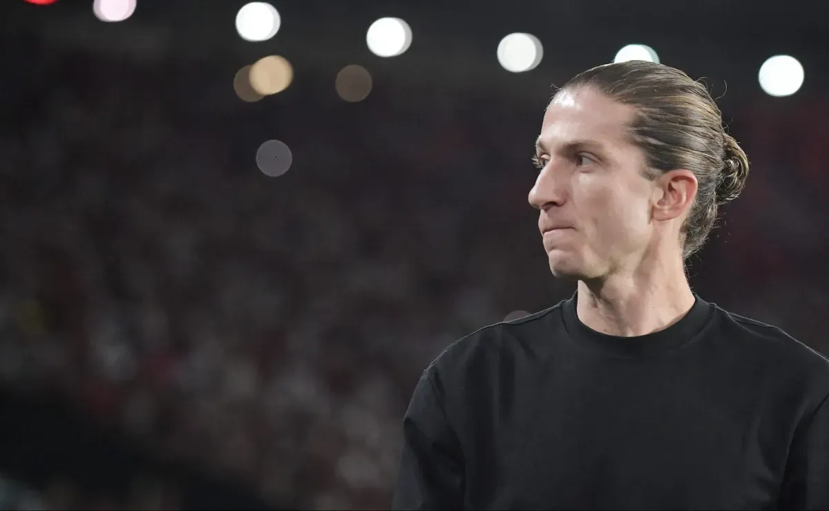 Filipe Luís barra jogador do Flamengo que agora treina em separado até o fim do contrato