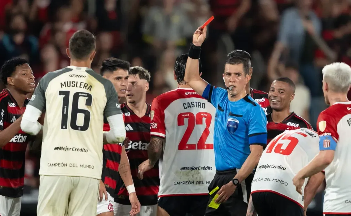 Jogadores do Flamengo tomam atitude após arbitragem de Andres Rojas