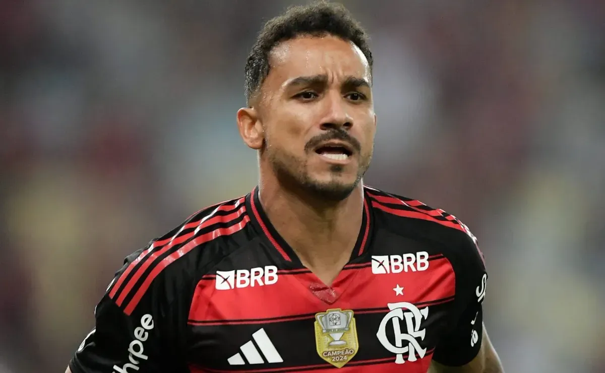 Danilo é expulso cedo e irrita torcida do Flamengo nas redes sociais