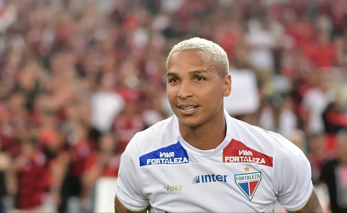 Deyverson, do Fortaleza manda indireta ao Flamengo após gol de Breno Lopes