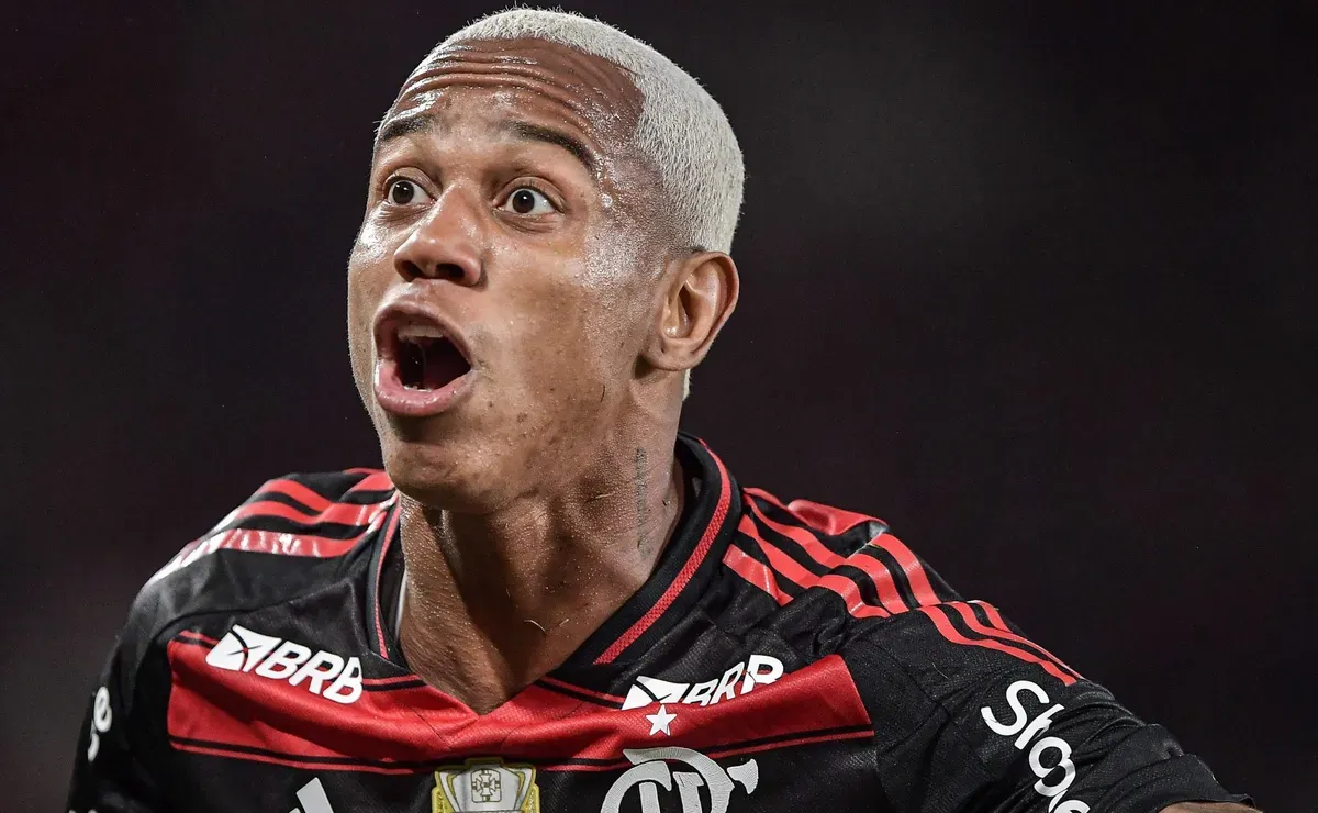 Em má fase no Flamengo, Wallace Yan toma atitude surpreendente após expulsão