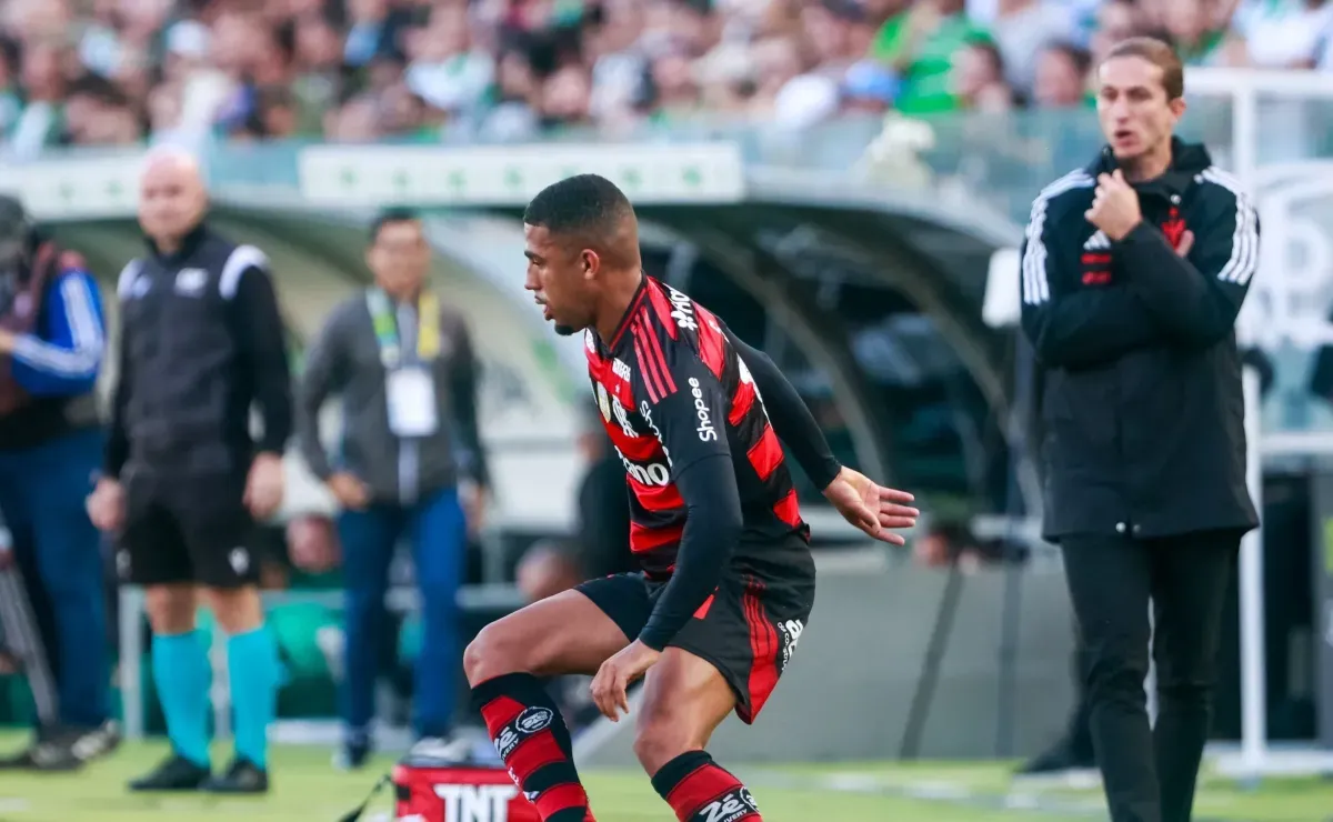 Filipe Luís responde torcida do Flamengo após críticas para Samuel Lino