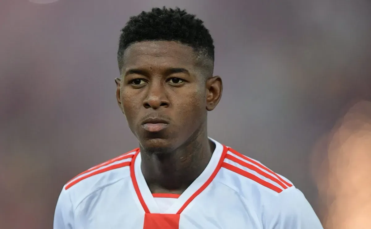 Flamengo quer contratar pacotão com trio para 2026: Vitão, goleiro e meia