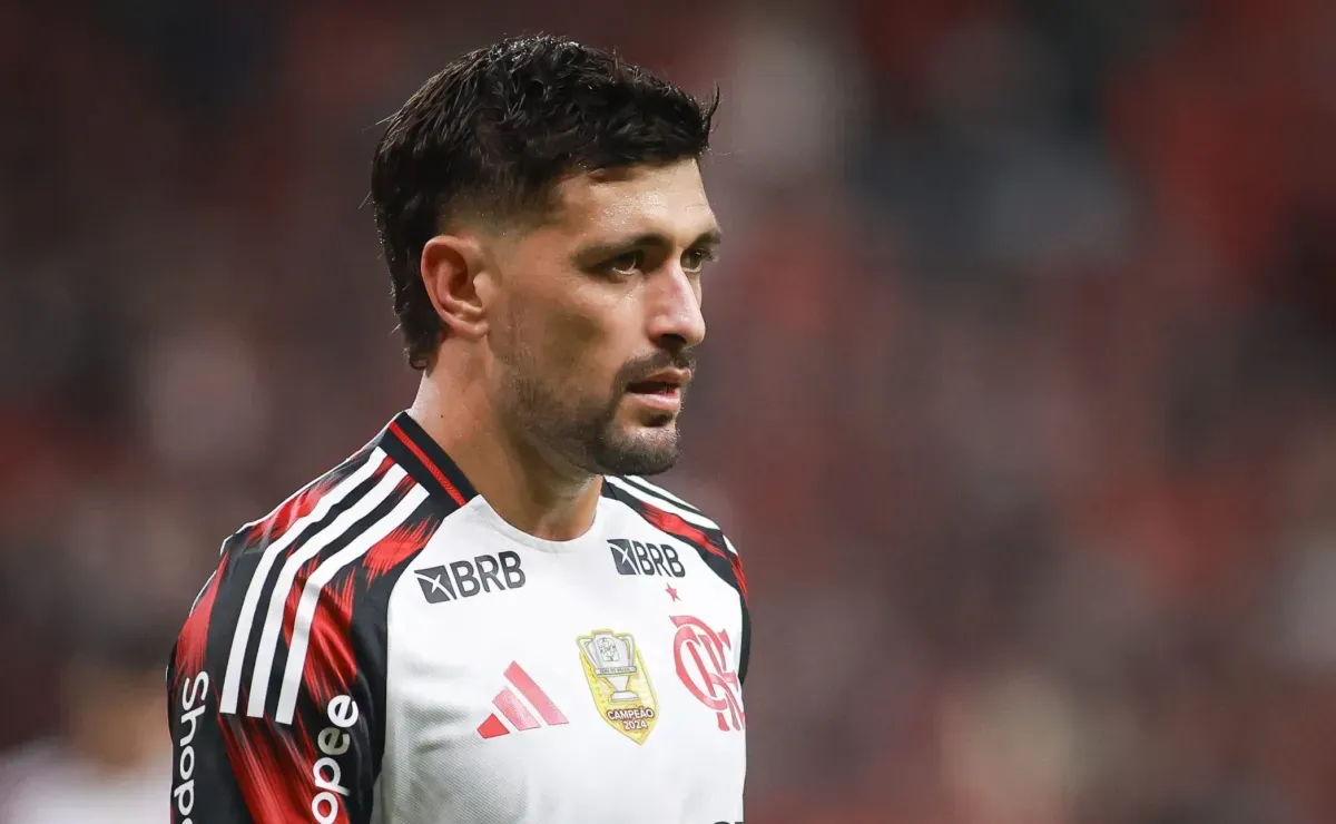 Flamengo recebe contrapropostas de Arrascaeta e Filipe Luís e precisa toma decisão