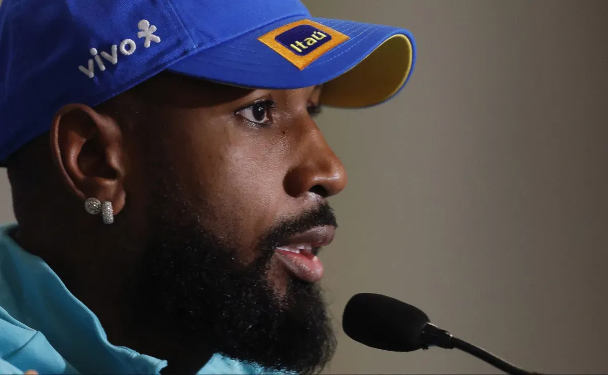 Gerson, ex-Flamengo, completa 45 dias sem jogar e volta não tem prazo