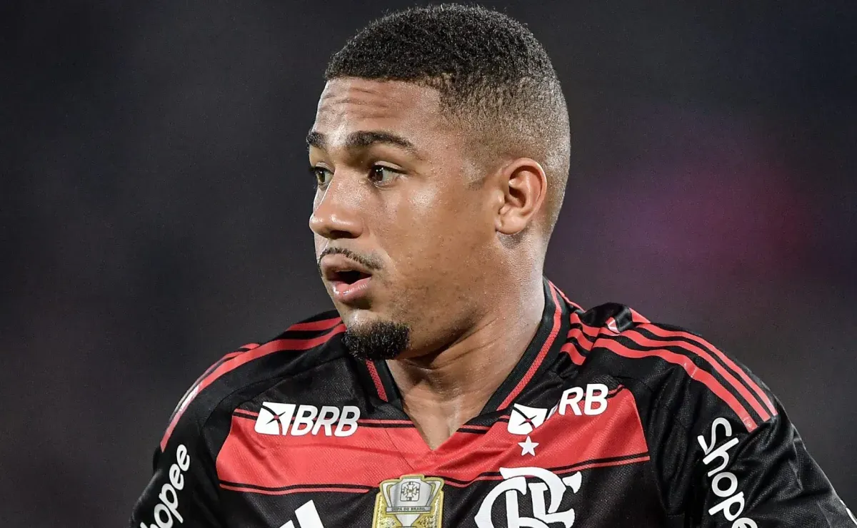 Muro do Flamengo é pichado com ataques a BAP e Samuel Lino