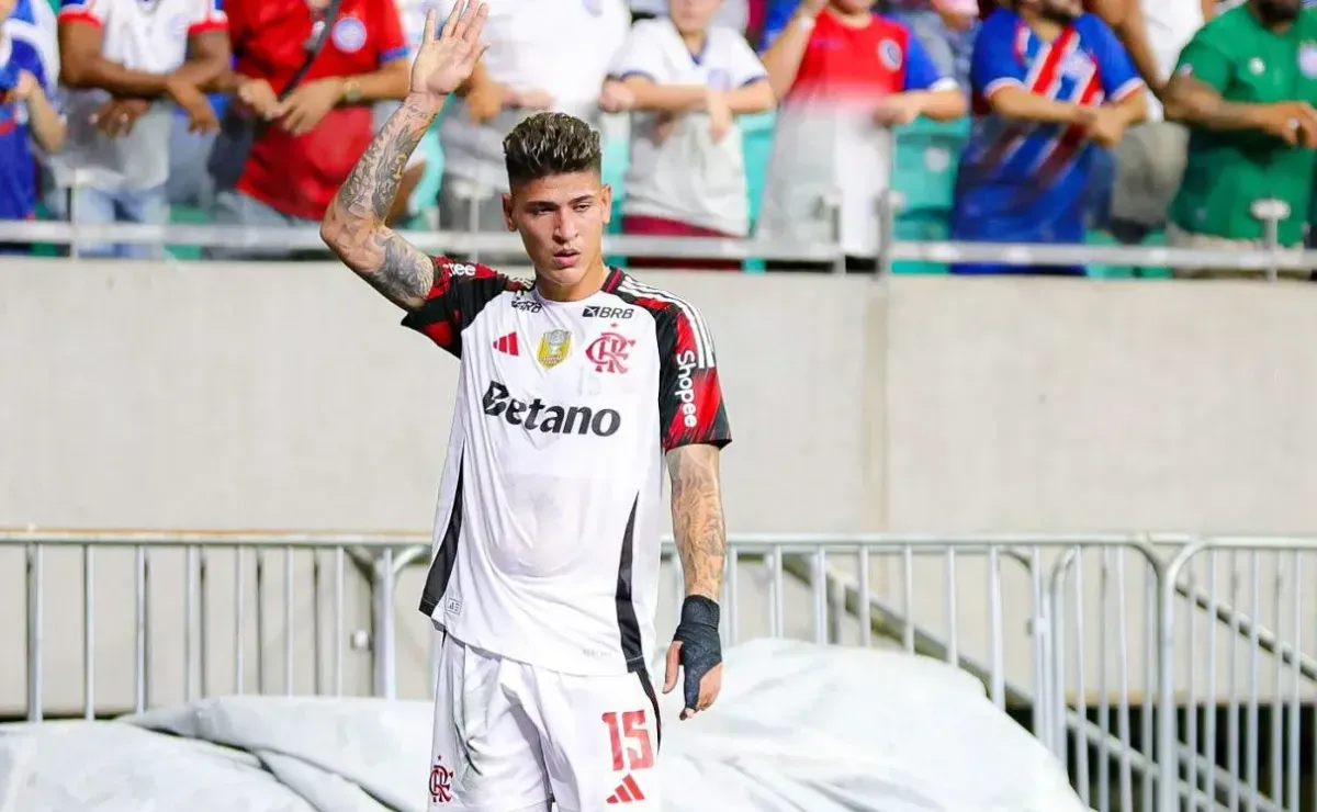 Torcida protesta após árbitro ignorar pênalti de Carrascal em Bahia x Flamengo