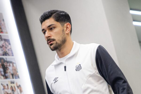 Neymar critica saída de Basso do Santos e revolta torcida