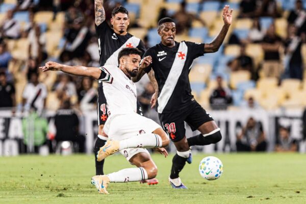 Vasco vira nos acréscimos e vence clássico contra o Fluminense
