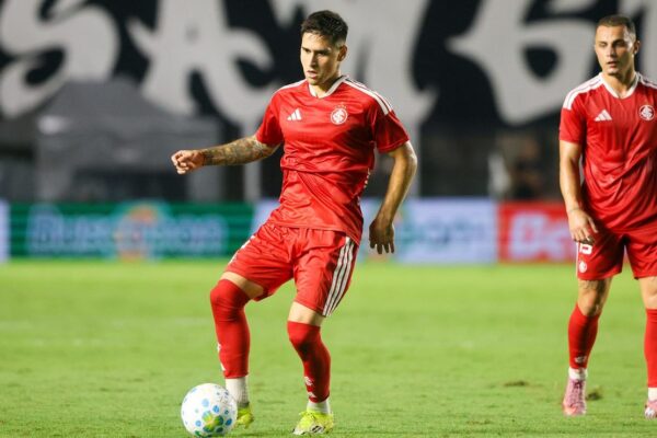 Inter vence Santos nos acréscimos em jogo eletrizante na Vila