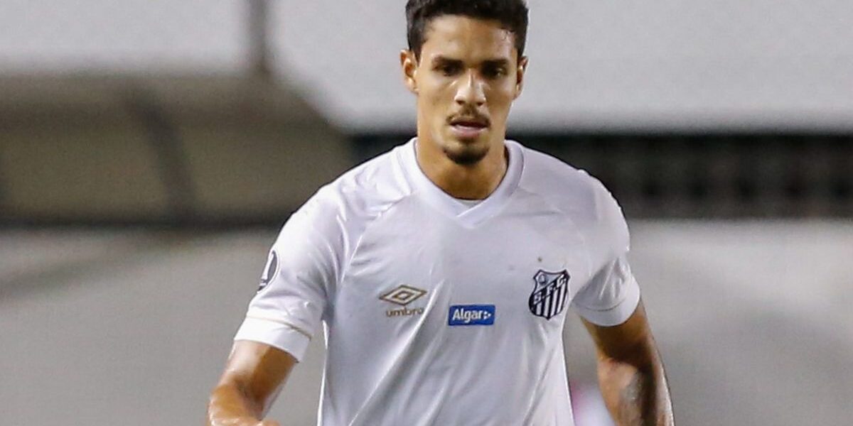 Lucas Veríssimo chega ao Santos, mas estreia ainda é incógnita