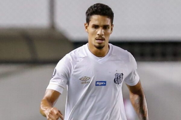 Lucas Veríssimo chega ao Santos, mas estreia ainda é incógnita