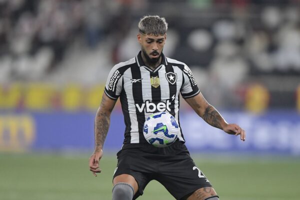 Expulsão de Alexander Barbosa afunda Botafogo contra o Flamengo