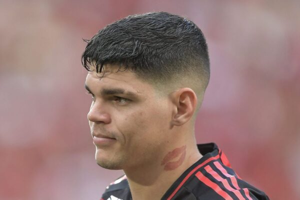 Ayrton Lucas pede perdão à Nação após erro na Recopa