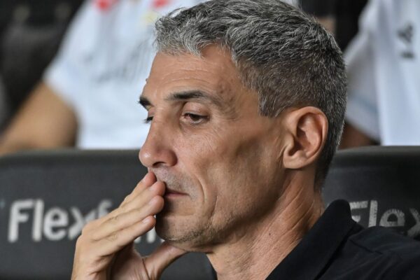 Vojvoda na corda bamba: reunião decide futuro no Santos