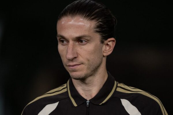Filipe Luís é o favorito para assumir o Cruzeiro após Tite