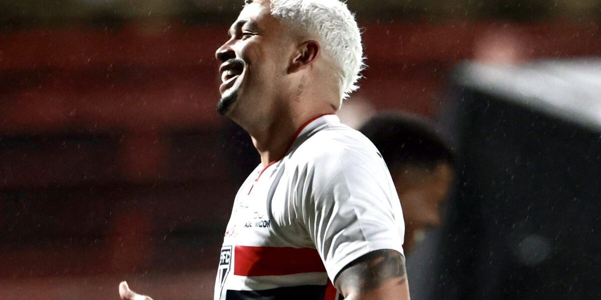 São Paulo domina Chapecoense e assume a liderança do Brasileirão