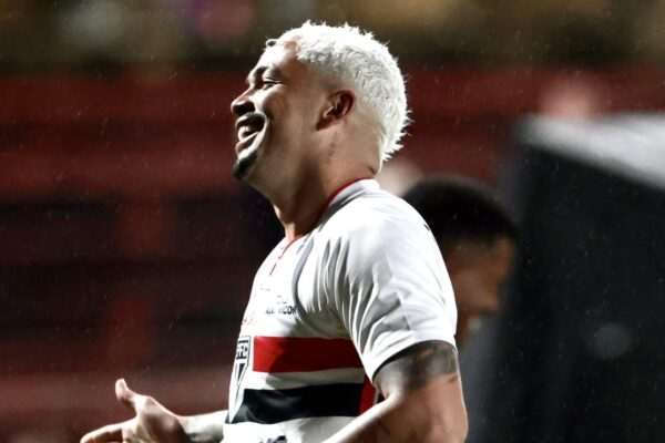 São Paulo domina Chapecoense e assume a liderança do Brasileirão