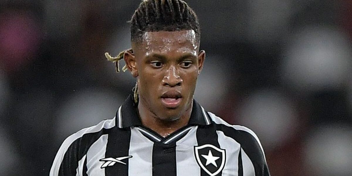 Palmeiras mira Danilo e aguarda sinal do Botafogo para ofensiva