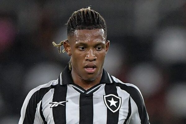 Palmeiras mira Danilo e aguarda sinal do Botafogo para ofensiva