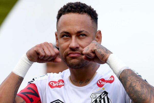Neymar joga poker por 24h durante ausência no Santos e gera incômodo