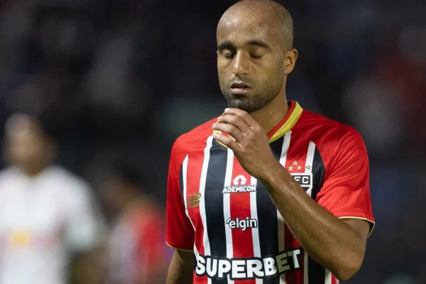 Lucas Moura espera recuperação antes de decidir futuro no São Paulo