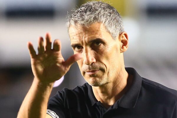 Vojvoda cai no Santos após derrota; Crespo e Cuca são cotados