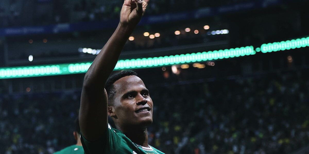 Palmeiras vence clássico e assume liderança do Brasileirão