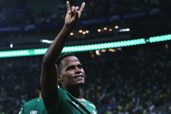 Palmeiras vence clássico e assume liderança do Brasileirão