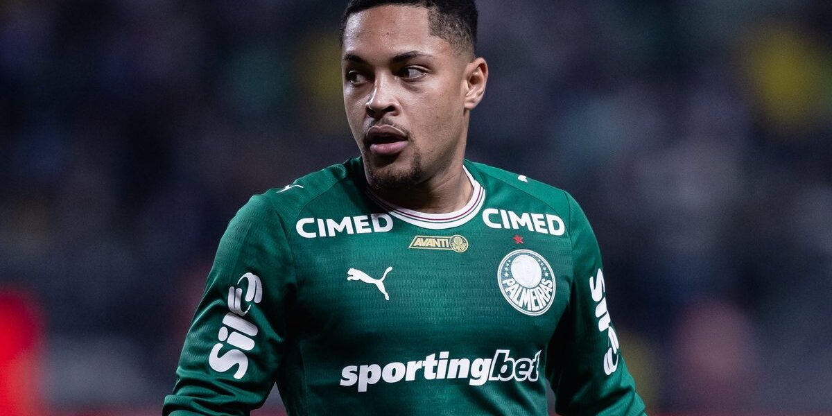 Vitor Roque volta como titular do Palmeiras contra o São Paulo
