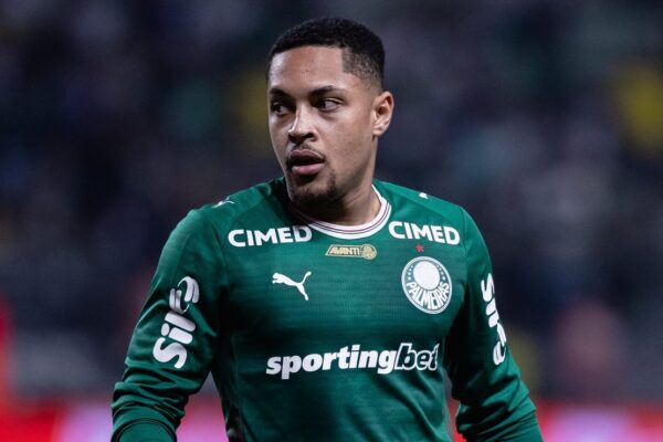 Vitor Roque volta como titular do Palmeiras contra o São Paulo