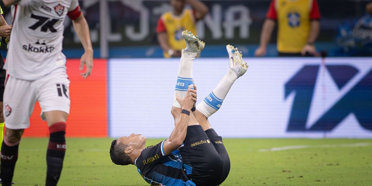 Dirigente do Grêmio explode com pergunta sobre lesão de Marlon