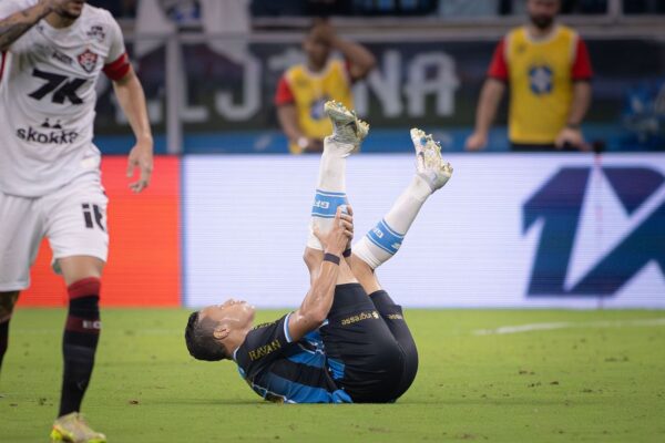 Dirigente do Grêmio explode com pergunta sobre lesão de Marlon
