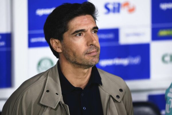 Abel Ferreira perto de recorde histórico e se emociona com a torcida