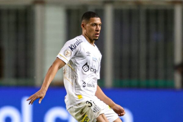 Alex Nascimento pode voltar ao Santos? Cuca pode ser obstáculo